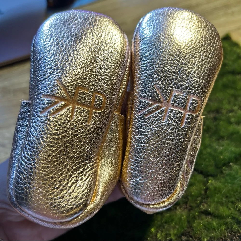 Like New Rose Gold Freshly Picked mocassins toddle with bows size 2